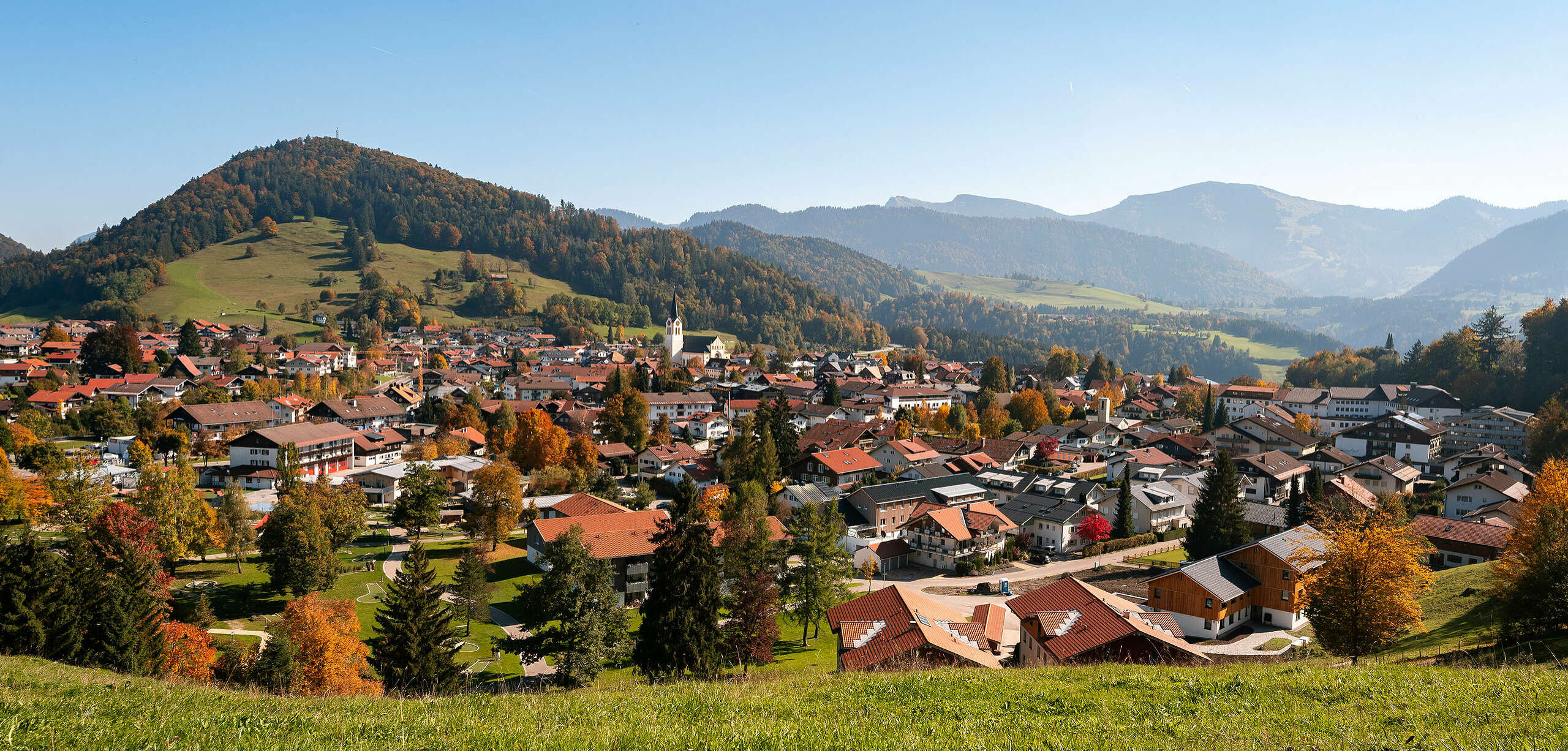 Oberstaufen Ort mit Bergpanorama und bunten Bäumen im Herbst