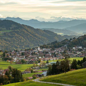 Ortsansicht von Oberstaufen im Herbst mit Panorama der Berge bis zum Schweizer Säntis