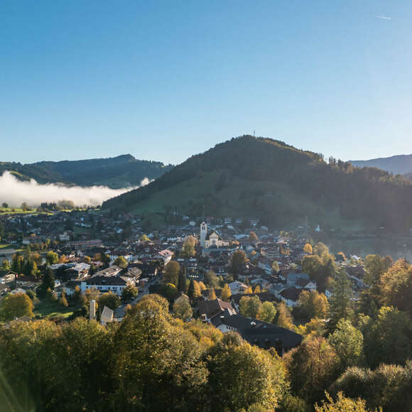 Ortsansicht von Oberstaufen im Herbst