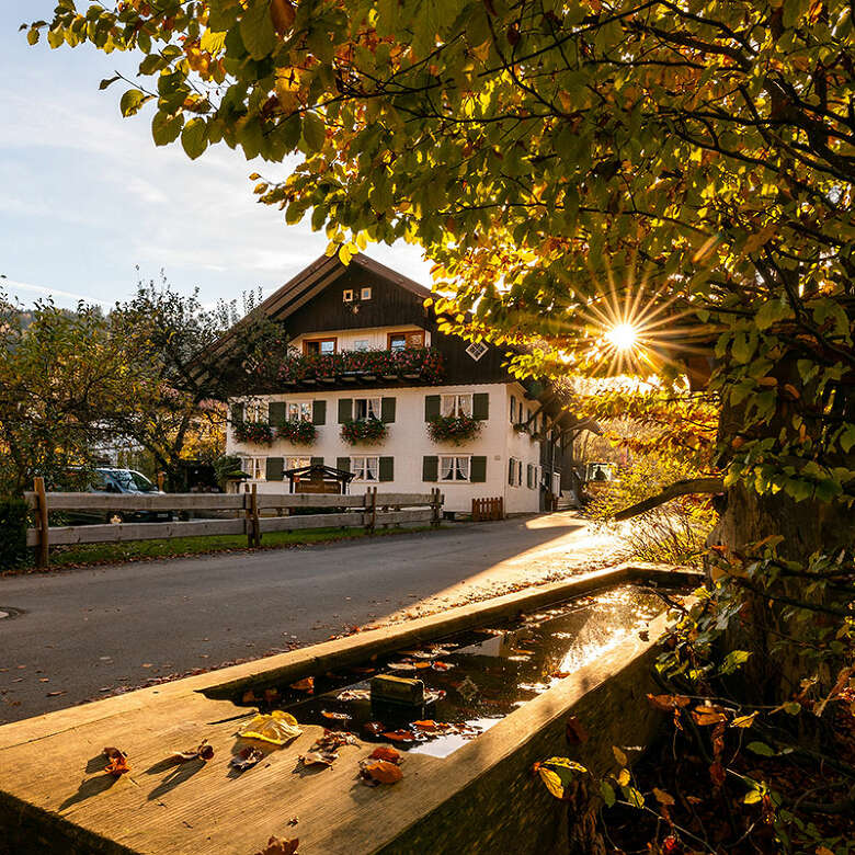 Dorfkern von Thalkirchdorf in der Herbstsonne