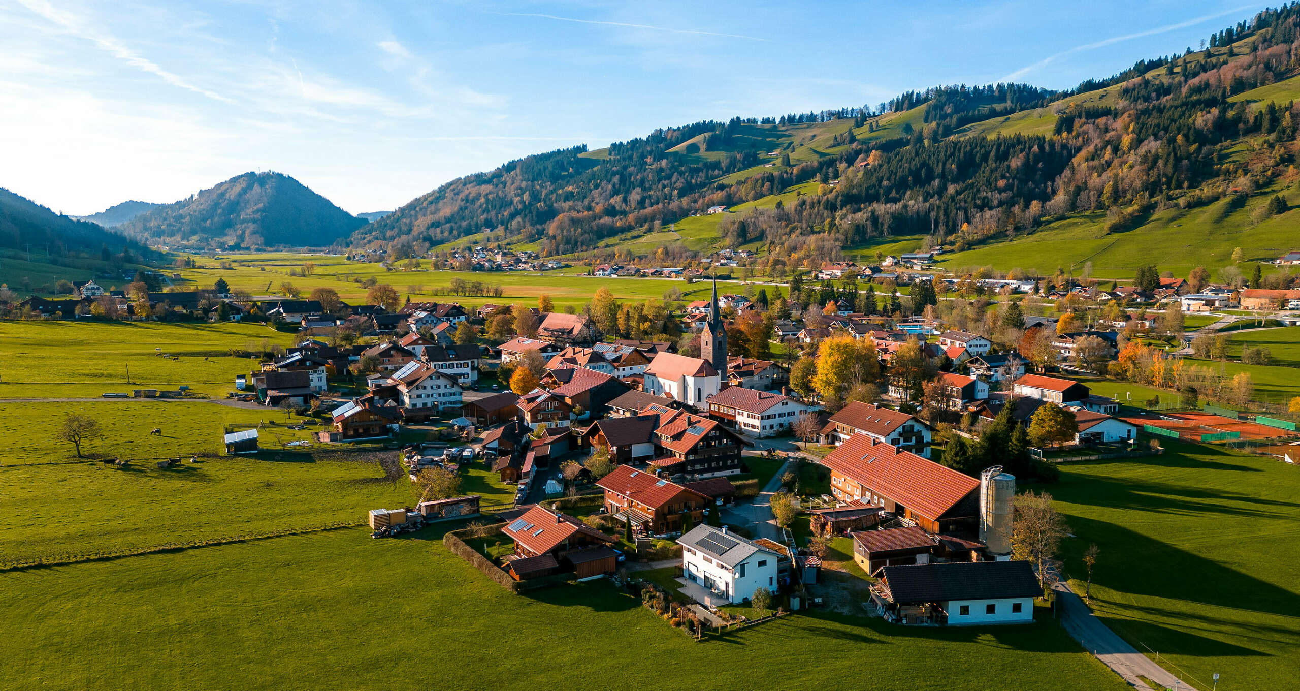 Thalkirchdorf mit Blick Richtung Staufen im Herbst