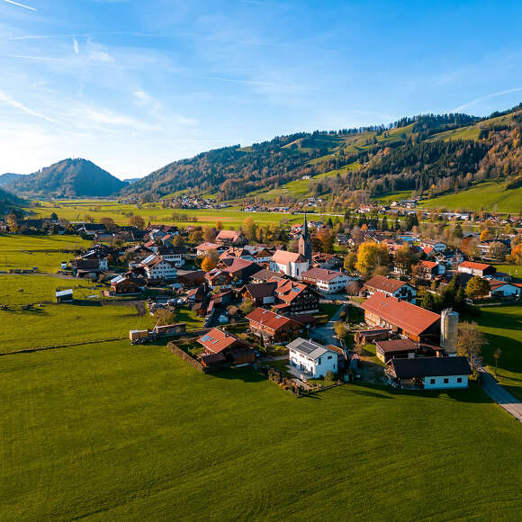 Thalkirchdorf im Herbst mit Panoramablick auf den Staufen.