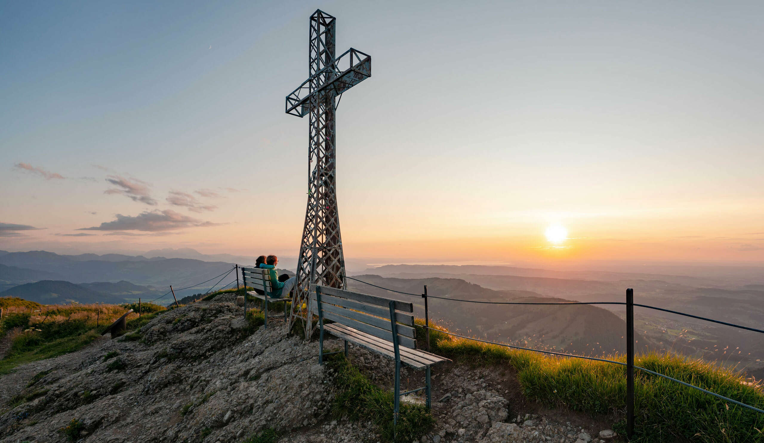 Sonnenuntergang vom Hochgratgipfel über der Nagelfluhkette mit Panorama der Allgäuer Alpen