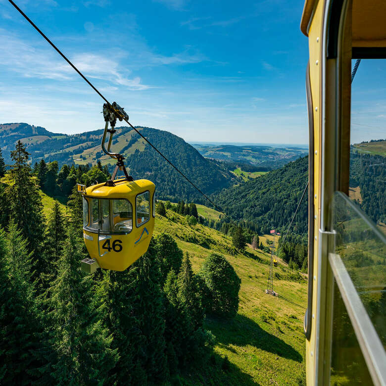 Ausblick aus der Hochgratbahn auf die Allgäuer Berge.