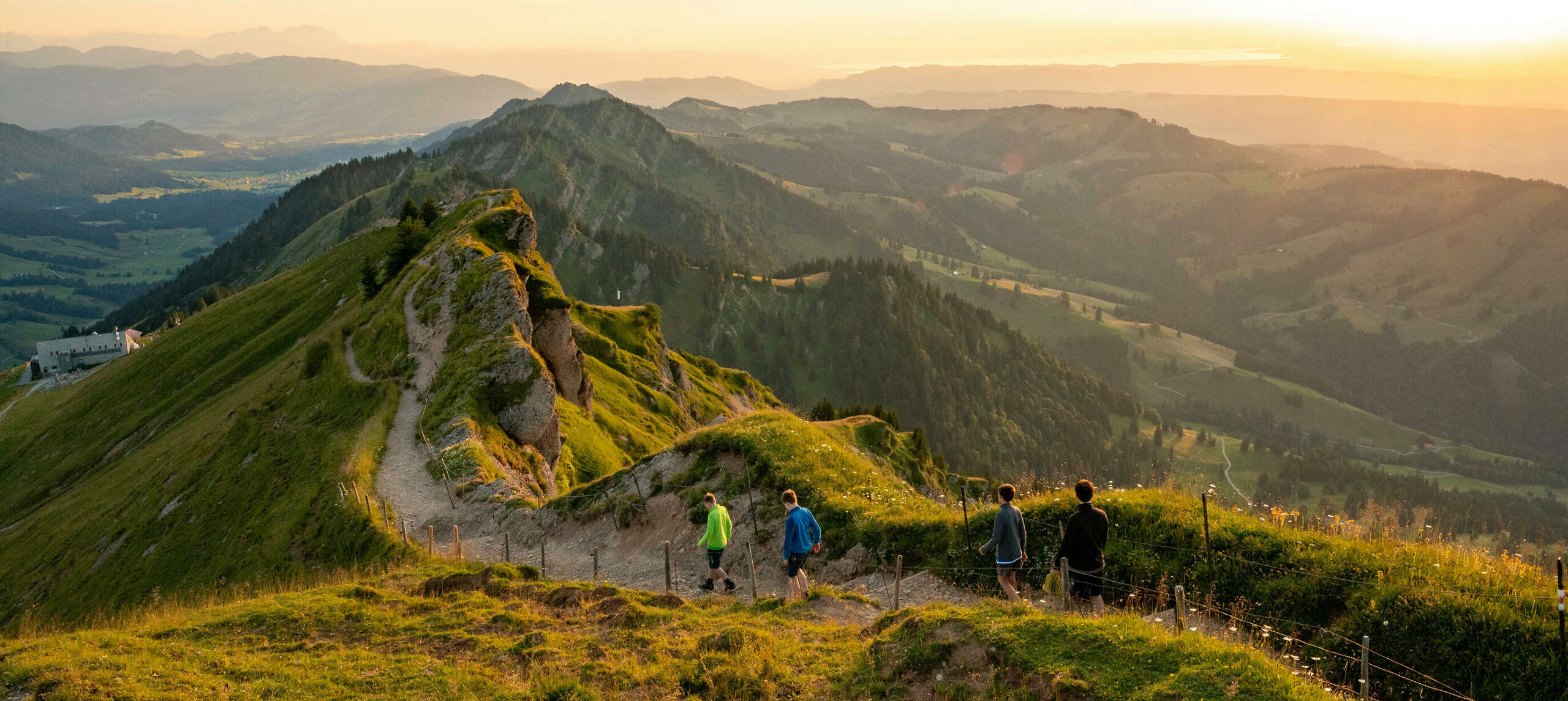 Wanderer im Sonnenuntergang auf dem Wanderweg am Hochgrat