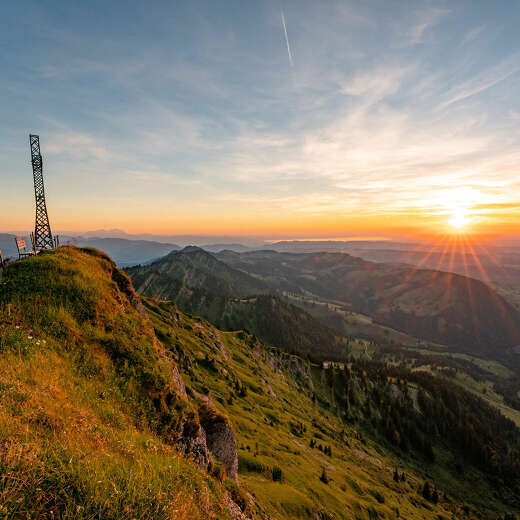 Sonnenuntergang auf dem Hochgrat mit Weitblick über die Berge bis zum Bodensee.