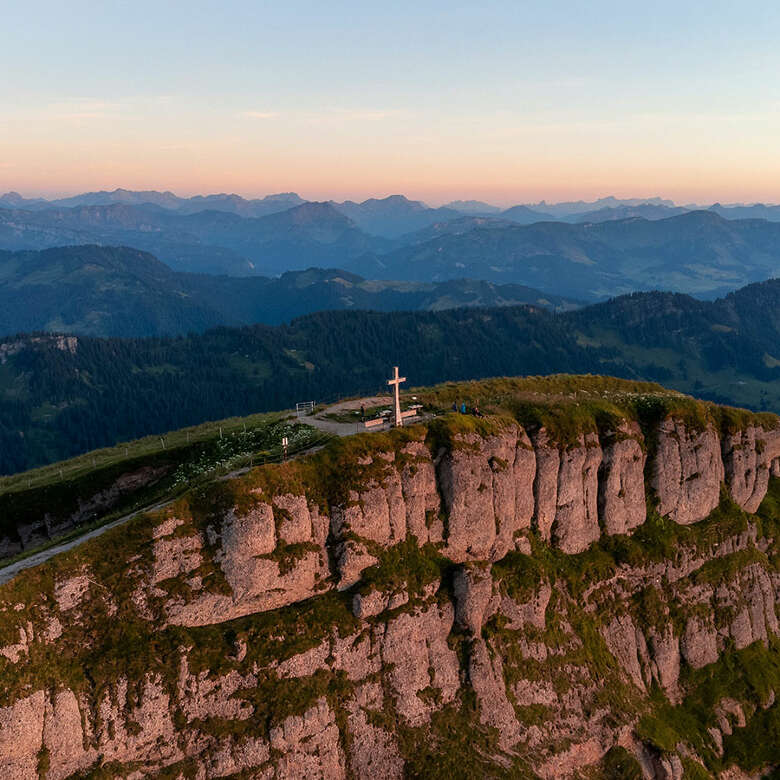 Hochgrat Gipfel mit Panorama der Allgäuer Berge in der untergehenden Sonne.