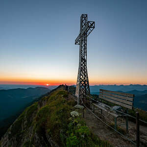 Gipfelkreuz am Hochgrat im Sonnenaufgang