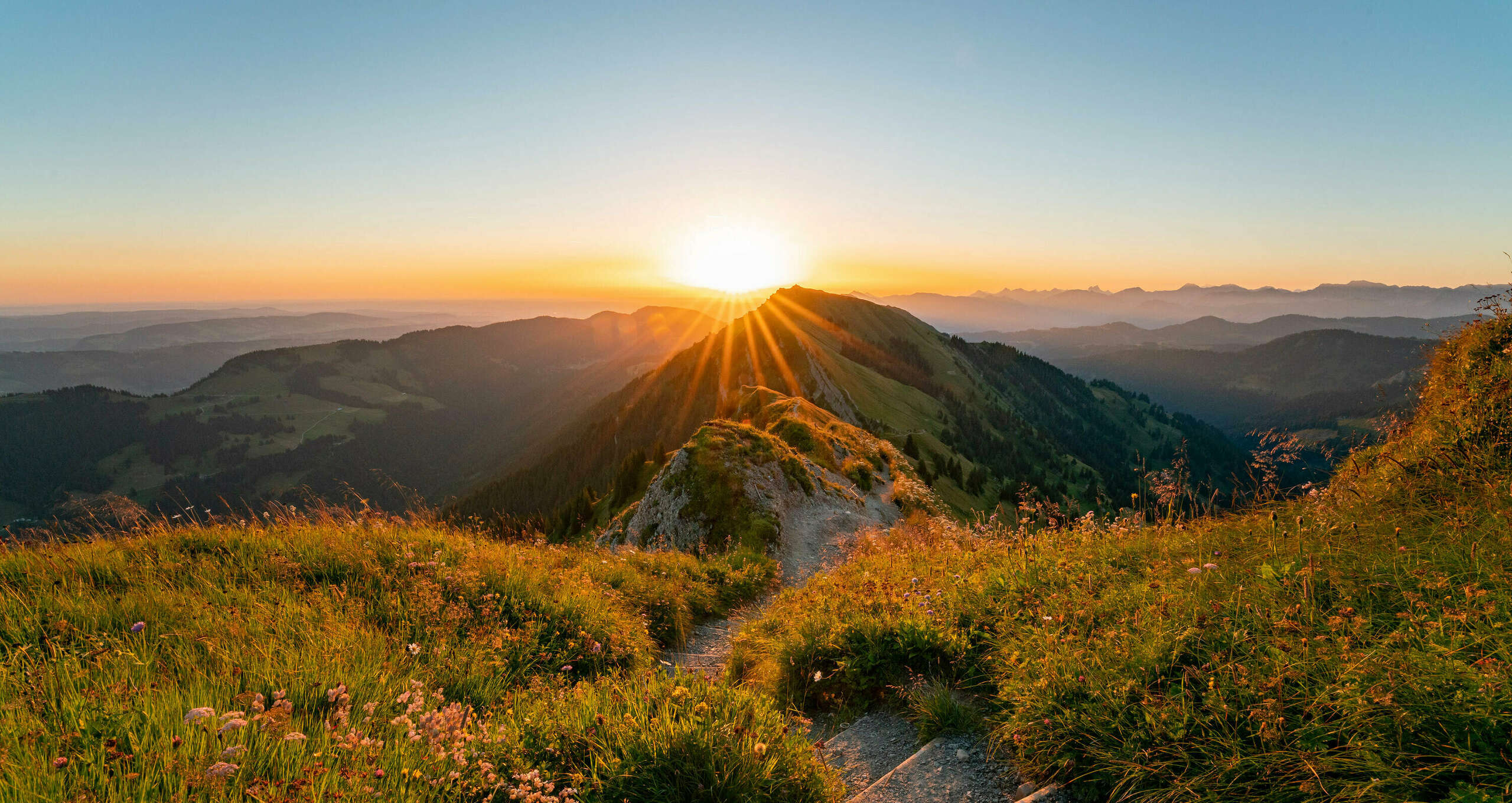 Sonnenuntergang im Sommer auf der Nagelfluhkette in der Ferienregion Oberstaufen