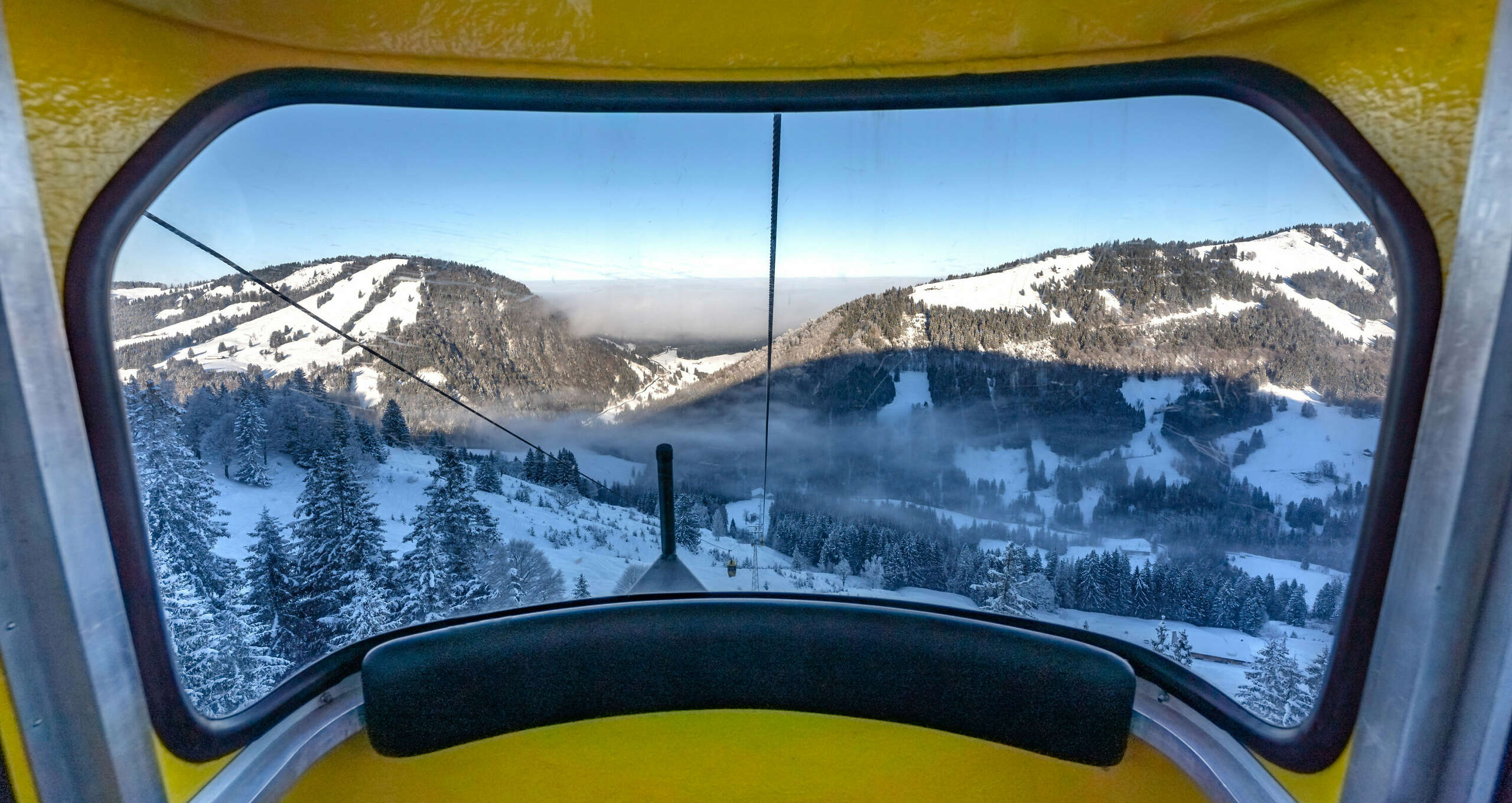 Ausblick aus einer Gondel der Hochgratbahn im Winter