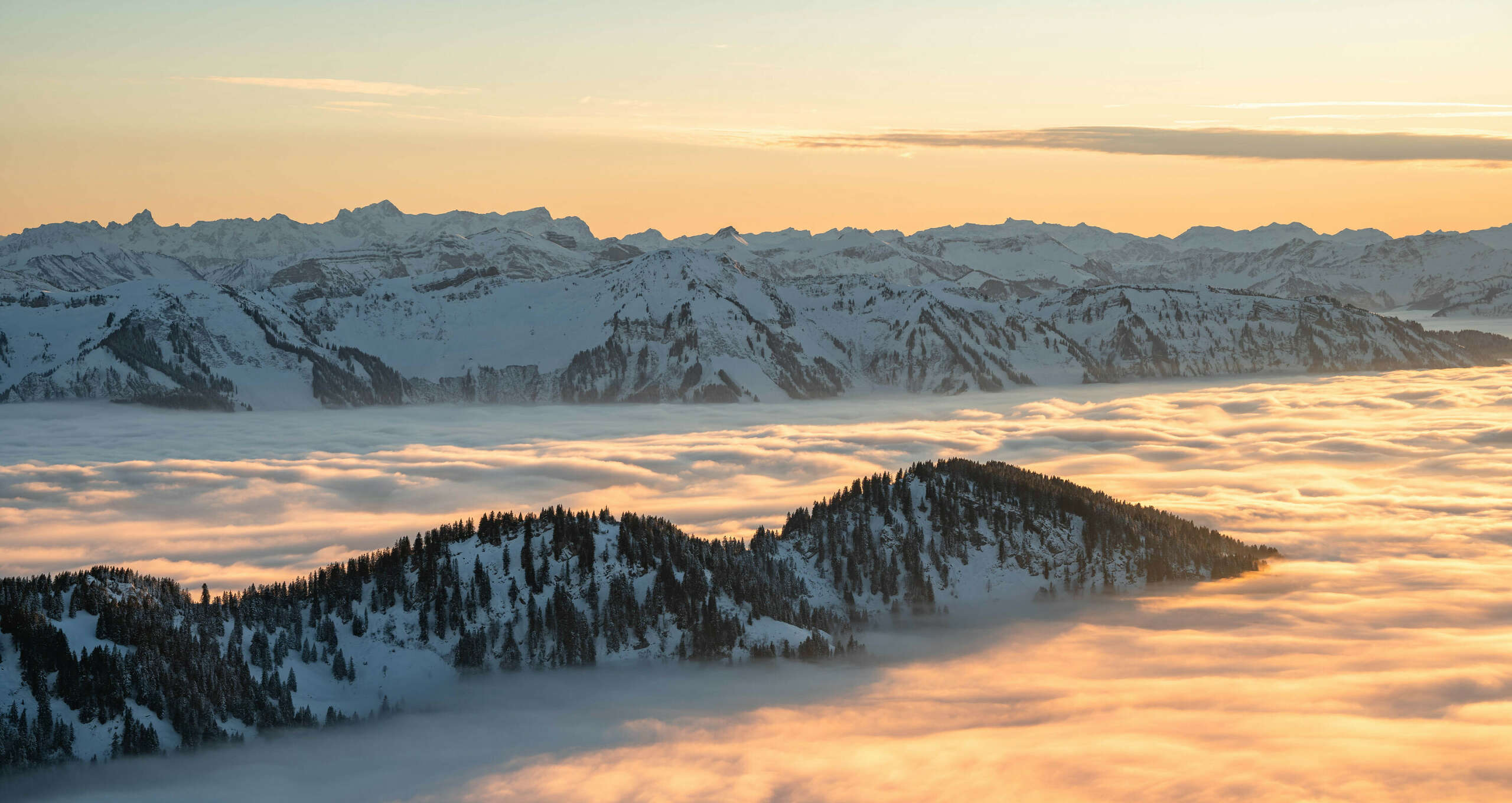 Obheiter im Winter im Allgäu bei Sonnenuntergang