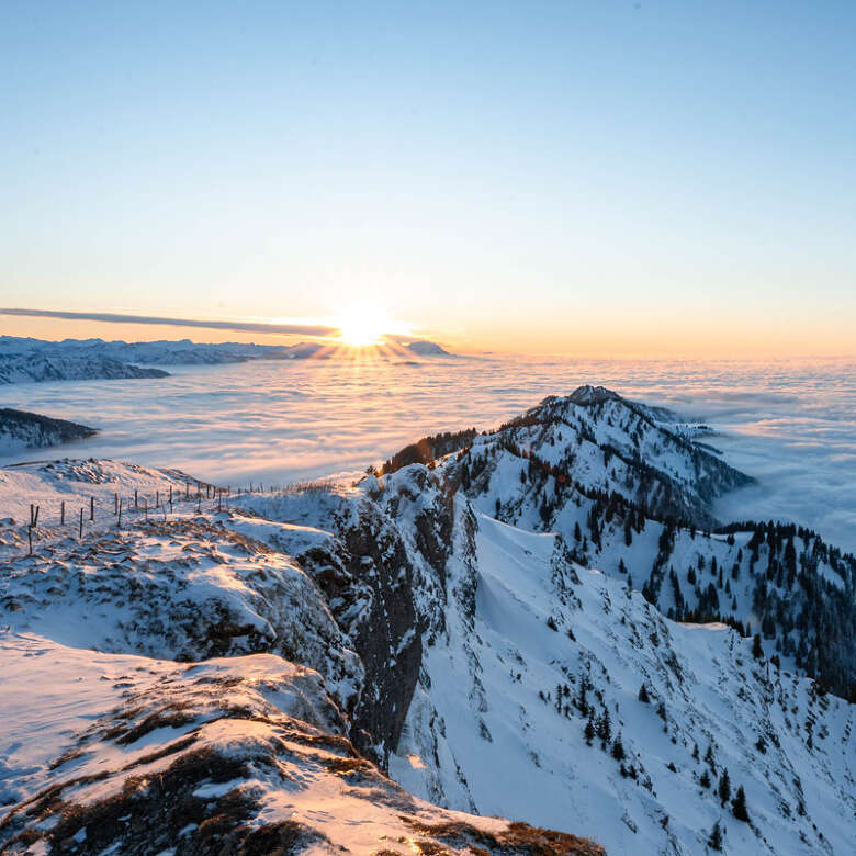 Sonnenuntergang am Hochgrat im Winter über dem Wolkenmeer