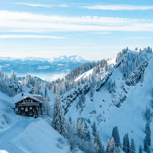 Winterlandschaft am Hochgrat mit dem Staufner Haus und Panorama der Allgäuer Alpen.