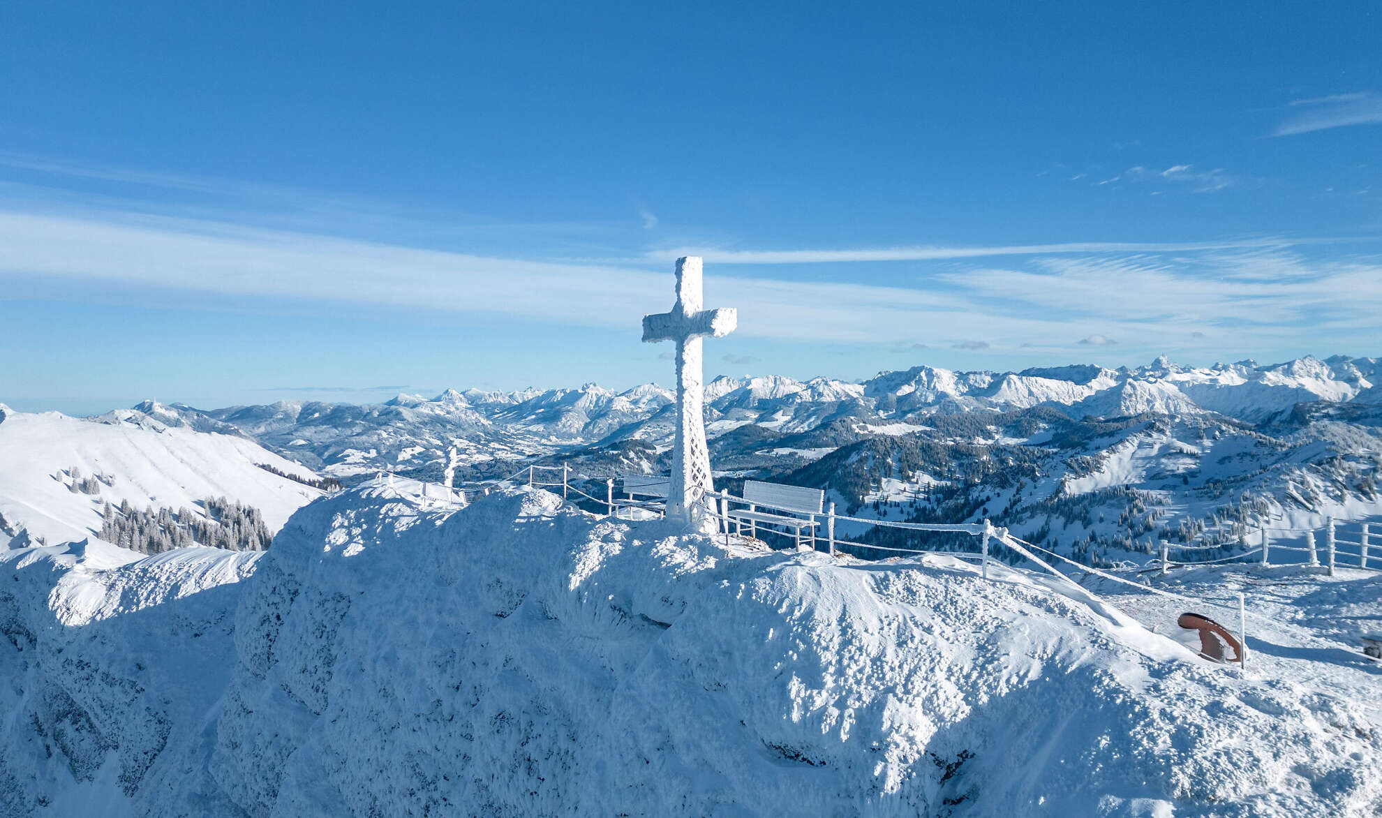 Winter auf dem Hochrat mit Ausblick auf die verschneiten Allgäuer Alpen im Naturpark Nagelfluhkette