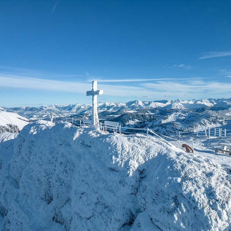 Aussicht vom Hochgrat Gipfel über die verschneiten Gipfel der Allgäuer Alpen im Winter.