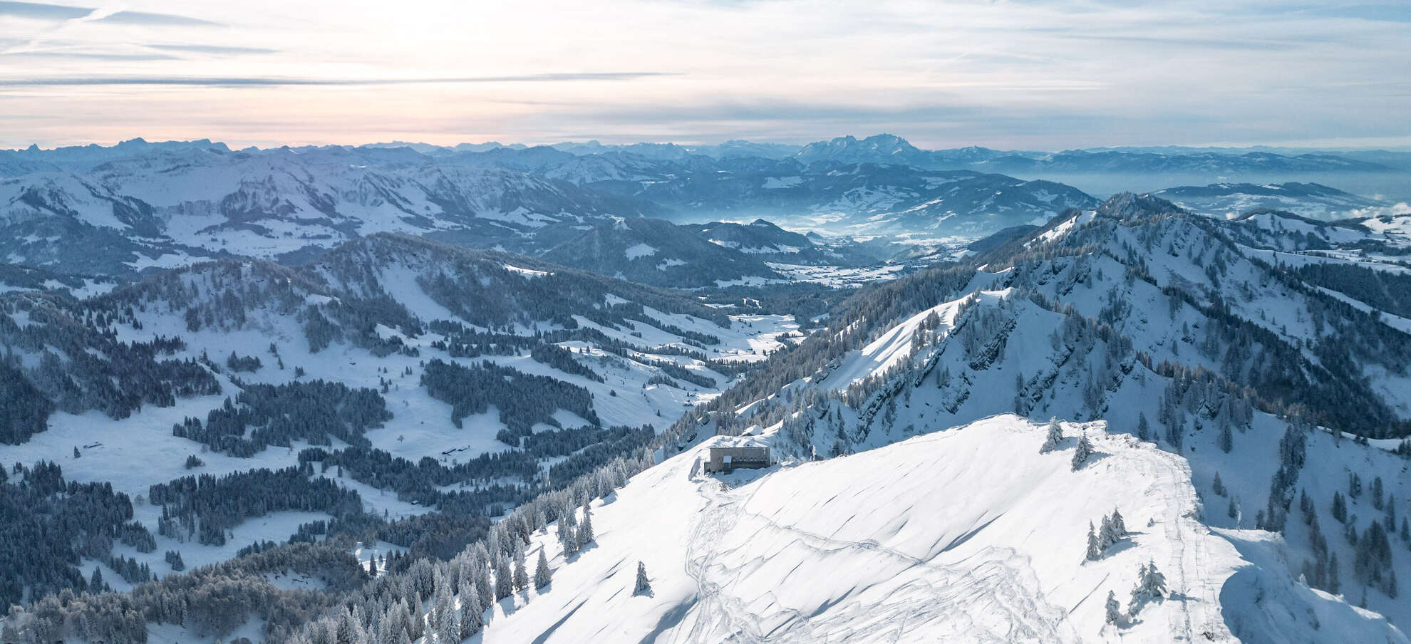 Ausblick vom Hochgrat über diev verschneiten Allgäuer Alpen und die westliche Nagelfluhkette im Winter