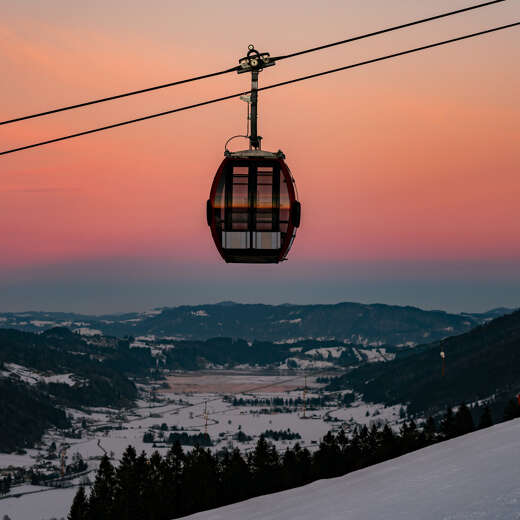 Gondel der Hündlebahn im Winter mit Aussicht auf das Konstanzer Tal und den Alpsee.