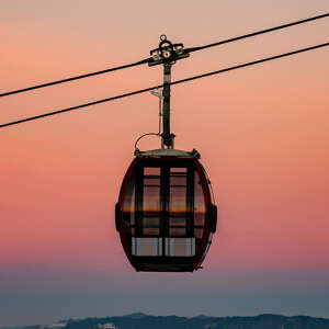 Gondel der Hündlebahn bei Oberstaufen in den leuchtenden Farben des Sonnenaufgangs.