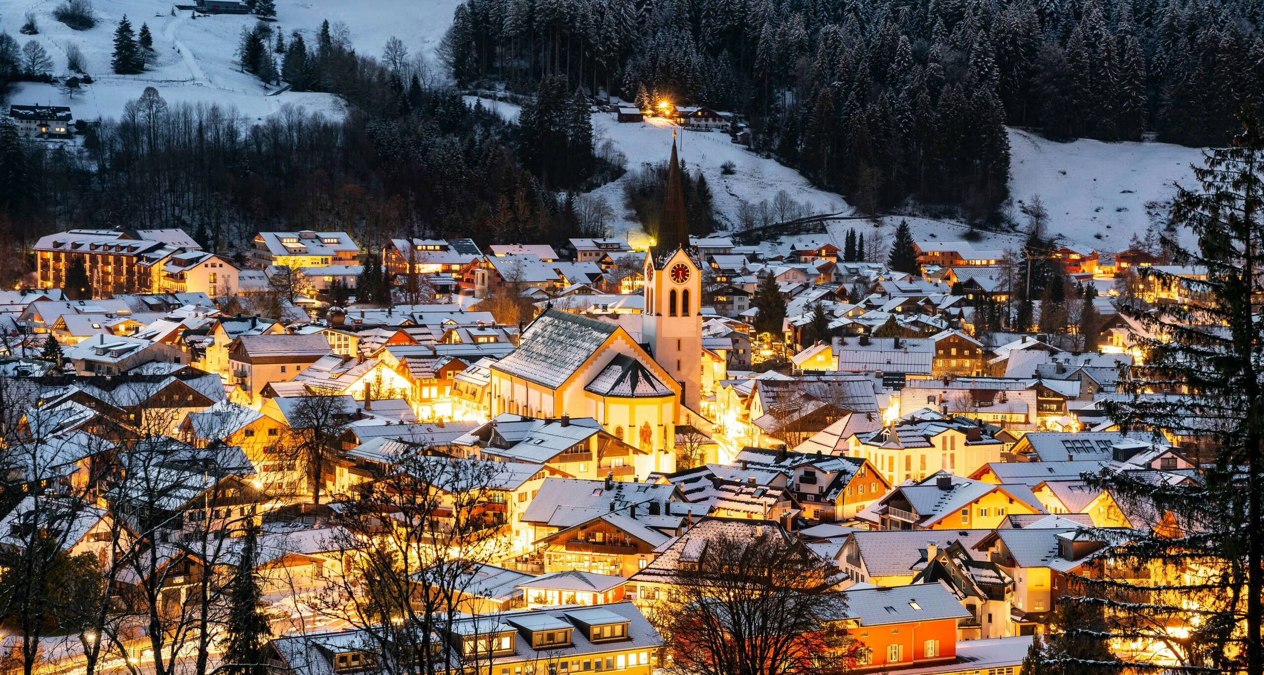 Gemütliche Stimmung im Ort Oberstaufen am Abend im Winter