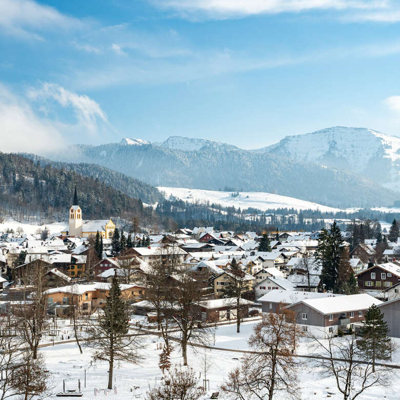 Verschneites Ortszentrum von Oberstaufen im Winter mit Blick auf den Hochgrat