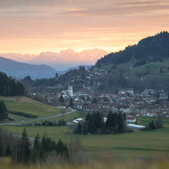 Ortsansicht von Oberstaufen mit Säntis-Sicht im Frühling