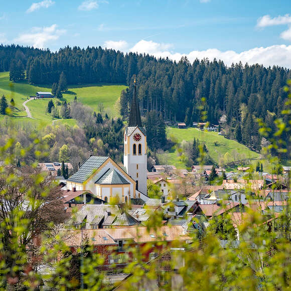 Ortsblick vom Staufen im Frühling