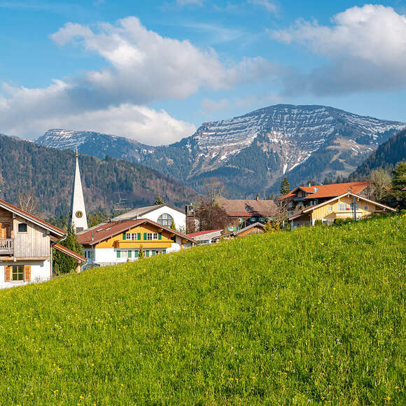 Steibis Ort mit Hochgrat im Frühling