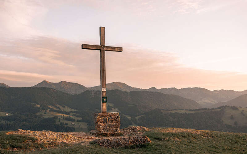 Gipfelkreuz der Salmaser Höhe mit Bergpanorama der Nagelfluhkette