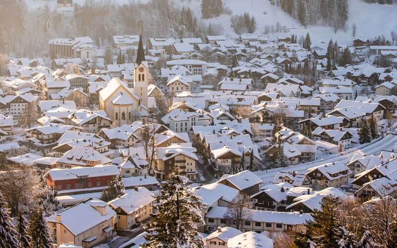 Oberstaufen im Winter im Sonnenuntergang