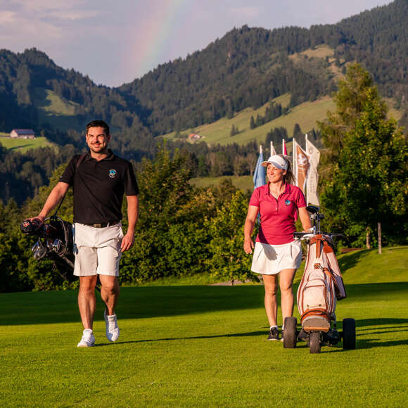 Golfen auf dem Golfplatz Steibis inmitten der Allgäuer Berge