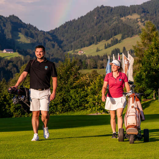 Golfen auf dem Golfplatz Steibis inmitten der Allgäuer Berge