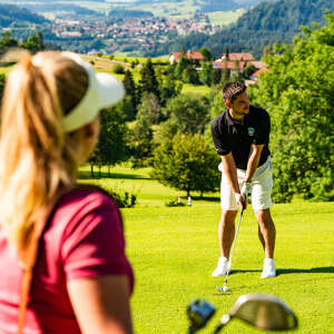 Golfen in Steibis mit Ausblick auf Oberstaufen und die grüne Landschaft im Sommer.