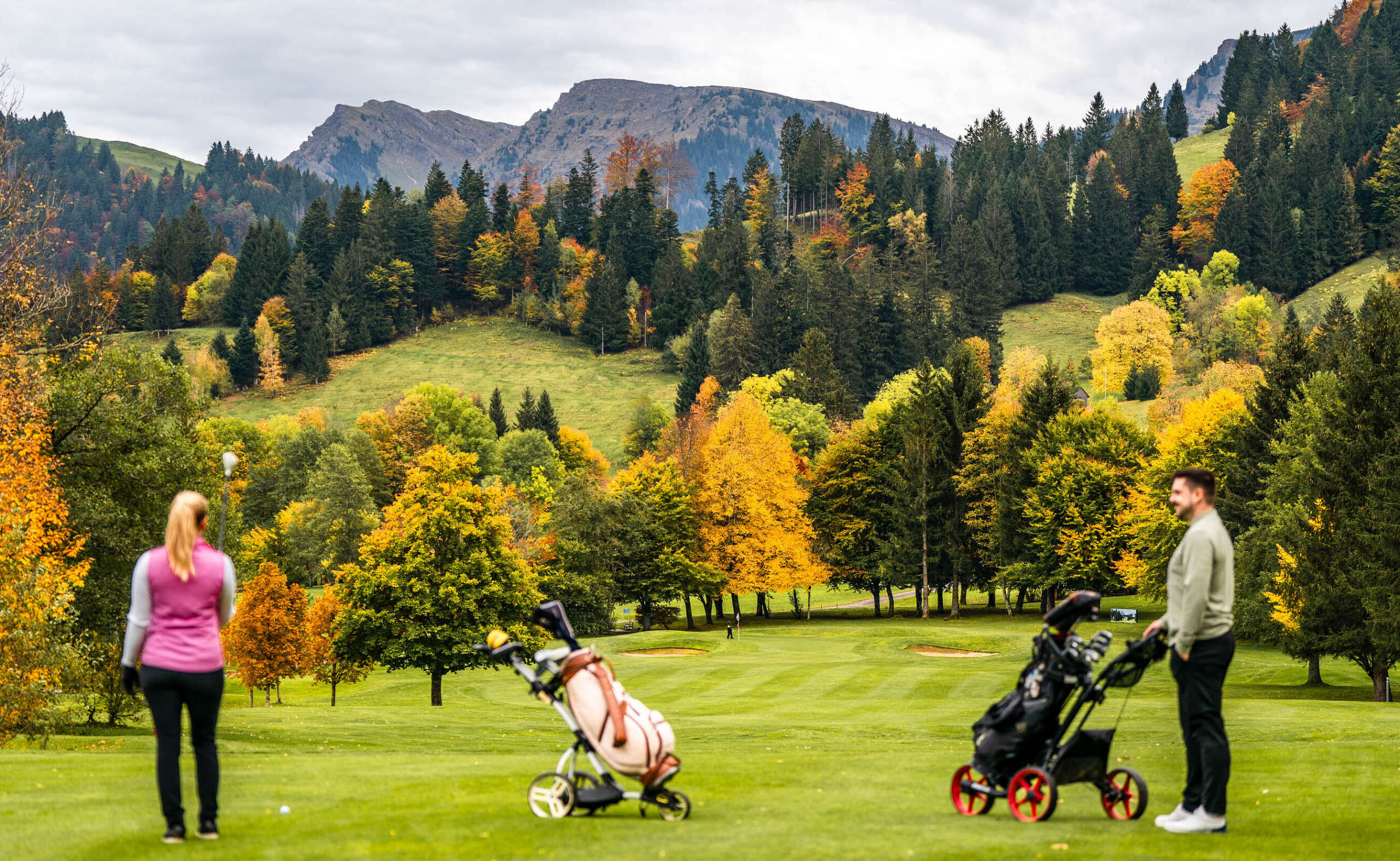 Golfer beim Abschlag auf dem Golfplatz Steibis im Herbst.