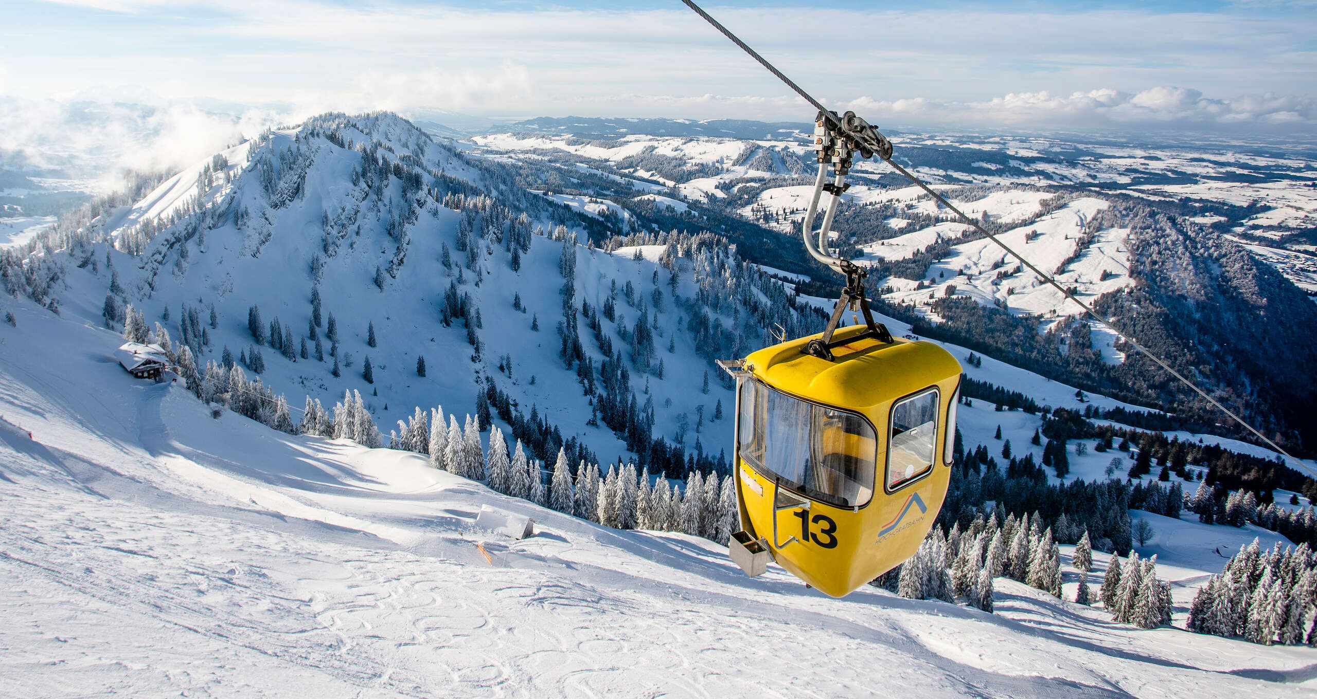 Gondel der Hochgratbahn im Winter mit Bergpanorama