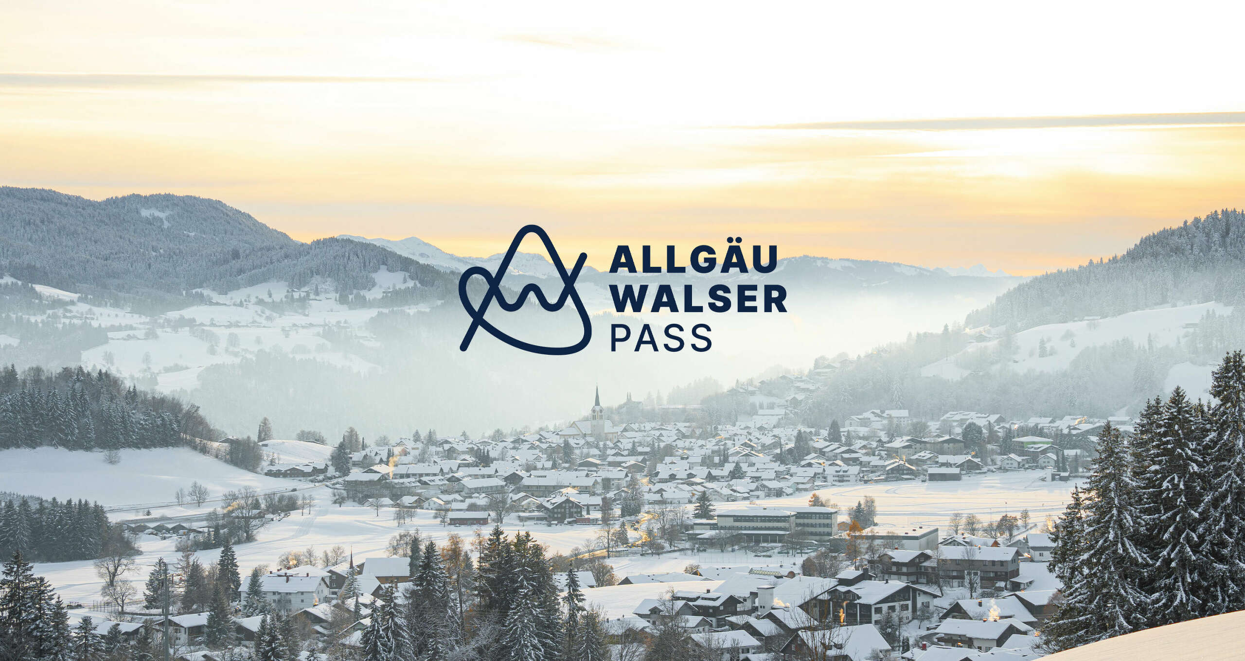 Ortspanorama von Oberstaufen im Winter mit dem Logo Allgäu Walser Pass