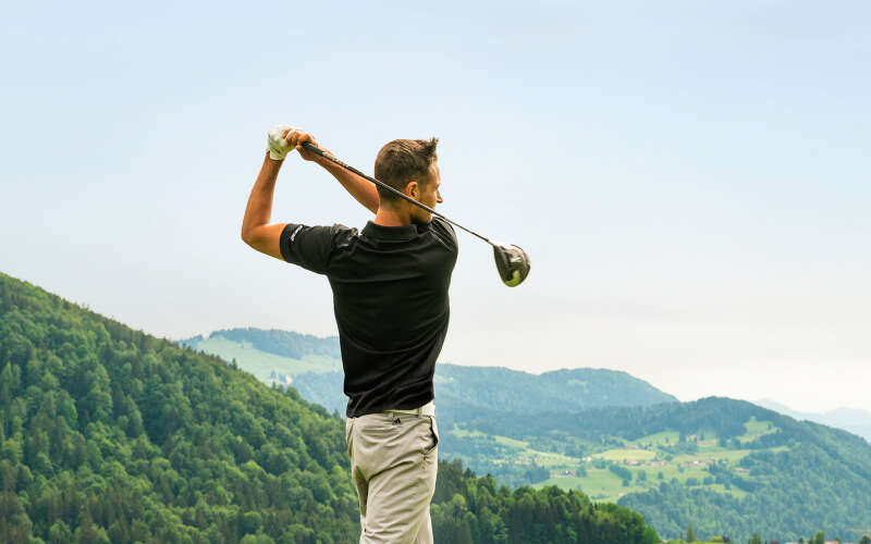 Abschlag auf den Golfplätzen in Oberstaufen mit Bergpanorama