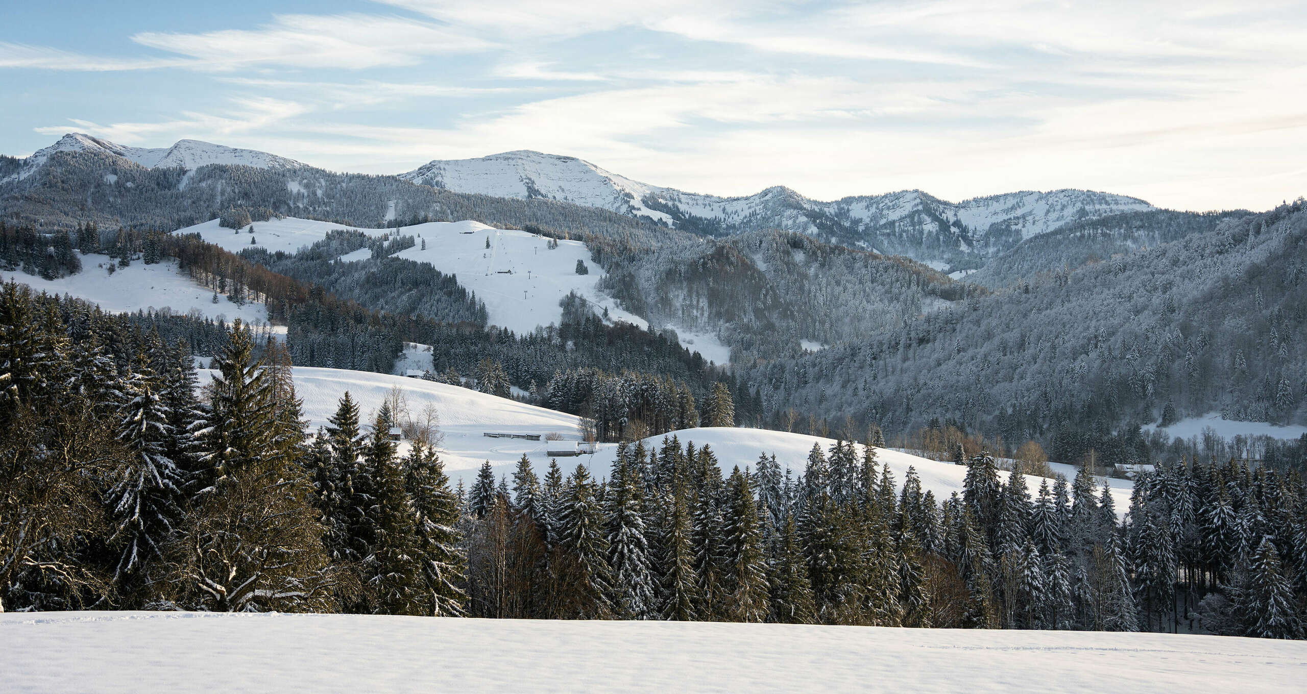 Verschneites Bergpanorama von Hochgrat, Hündle und Staufen im Winter