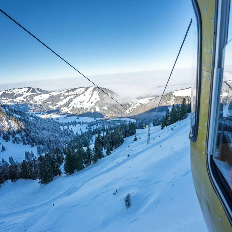 Ausblick aus der Hochgratbahn über die verschneite Landschaft von Oberstaufen