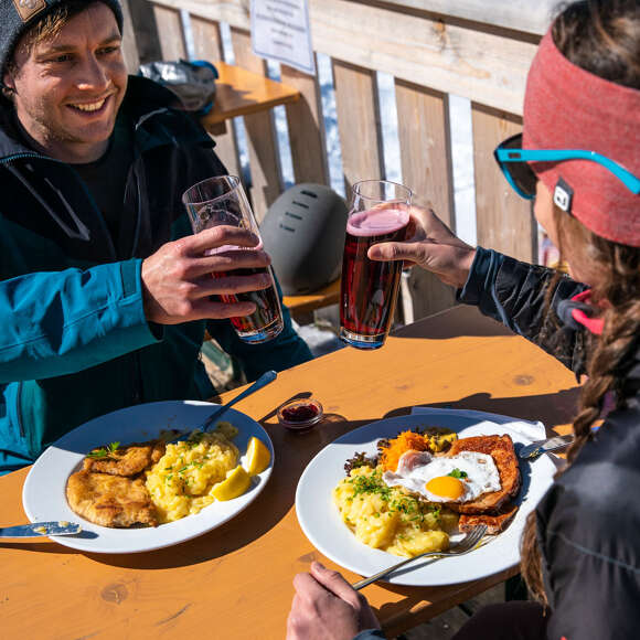 Einkehr beim Skifahren auf der Sonnenterrasse am Imberghaus in der Skiarena Steibis