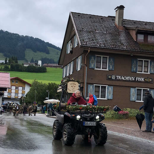 Älplerin führt auf ihrem Quad den Viehscheid Zug durch Steibis an