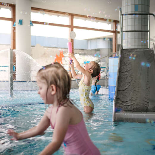 Kinder planschen im Kinderbecken des Erlebnisbads Aquaria Oberstaufen