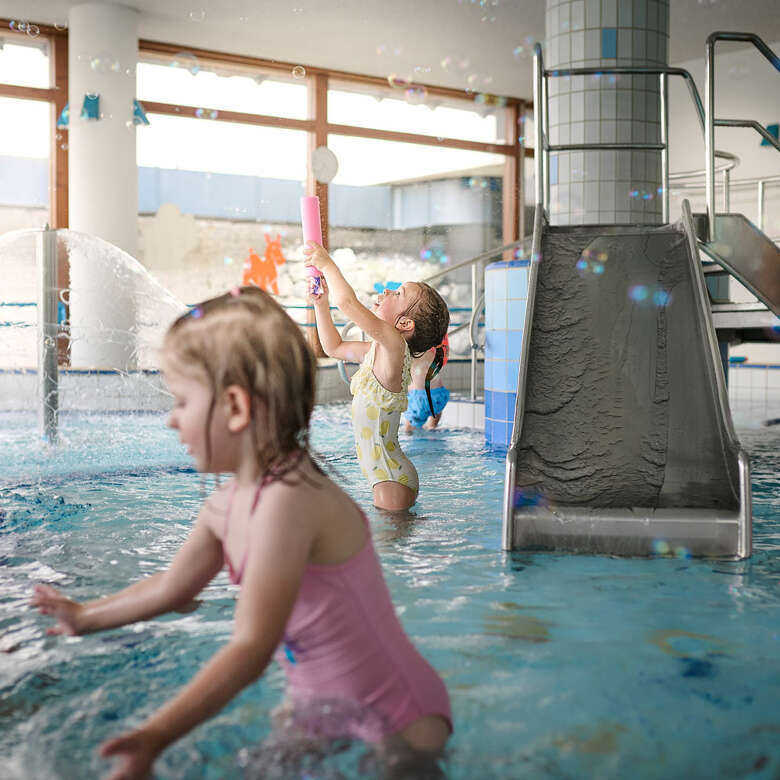 Kinder planschen im Kinderbecken des Erlebnisbads Aquaria Oberstaufen