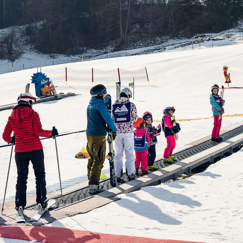 Skikurs im Kinderland des Skigebiets Hündle-Oberstaufen