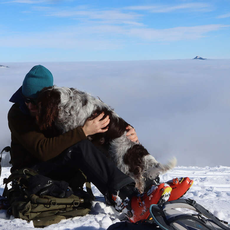 Ranger mit Hund unterwegs im Naturpark Nagelfluhkette im Winter