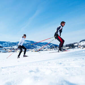 Langlaufen auf der Kalzhofer Loipe an einem sonnigen Wintertag in Oberstaufen