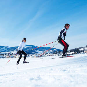 Langlaufen auf der Kalzhofer Loipe an einem sonnigen Wintertag in Oberstaufen