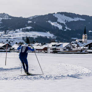 Skating um die Kurven der Kalzhofer Loipe mit Blick auf Oberstaufen