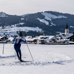 Skating um die Kurven der Kalzhofer Loipe mit Blick auf Oberstaufen