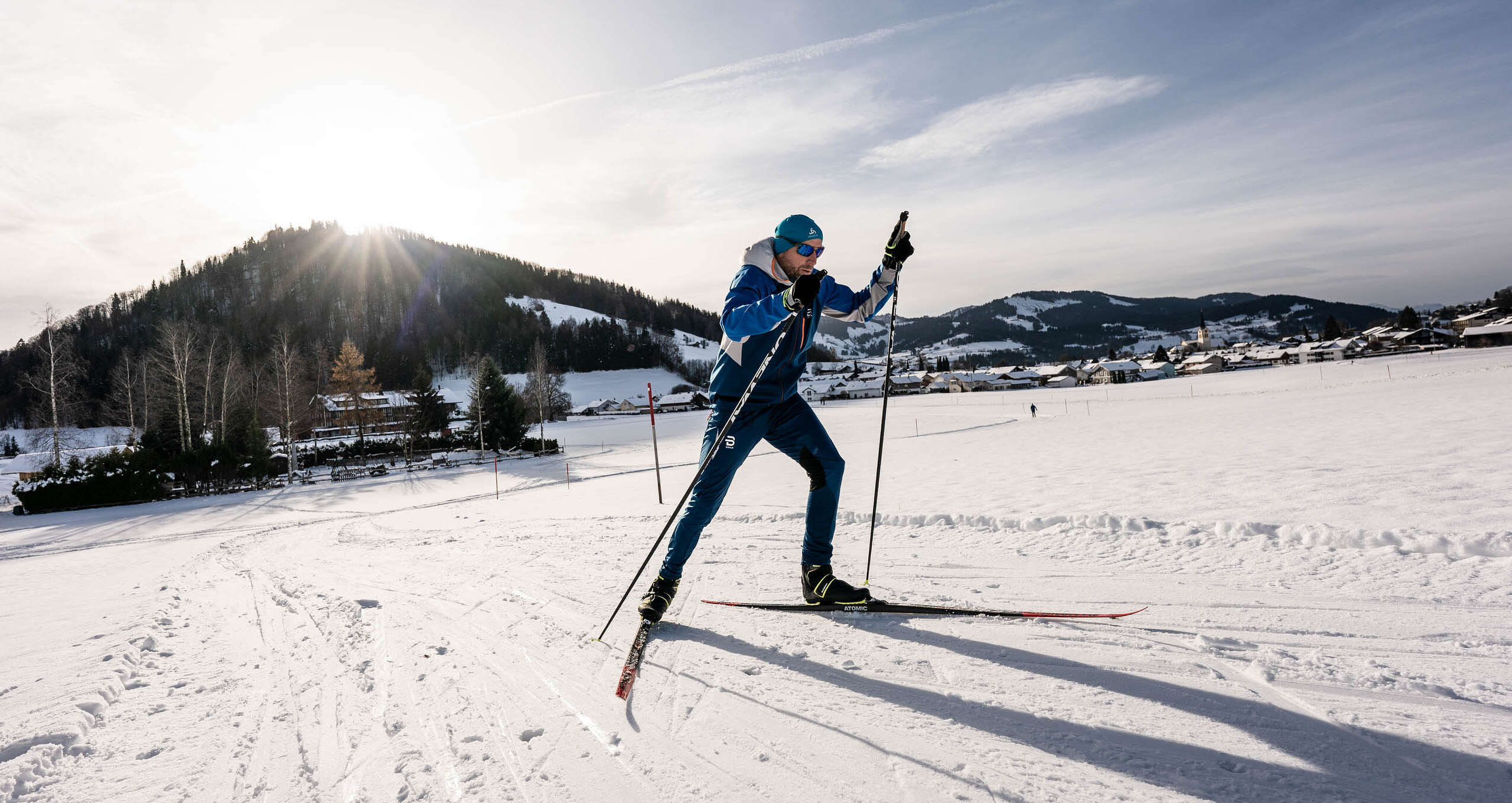 Langlaufen auf der Kalzhofer Loipe in der Wintersonne von Oberstaufen