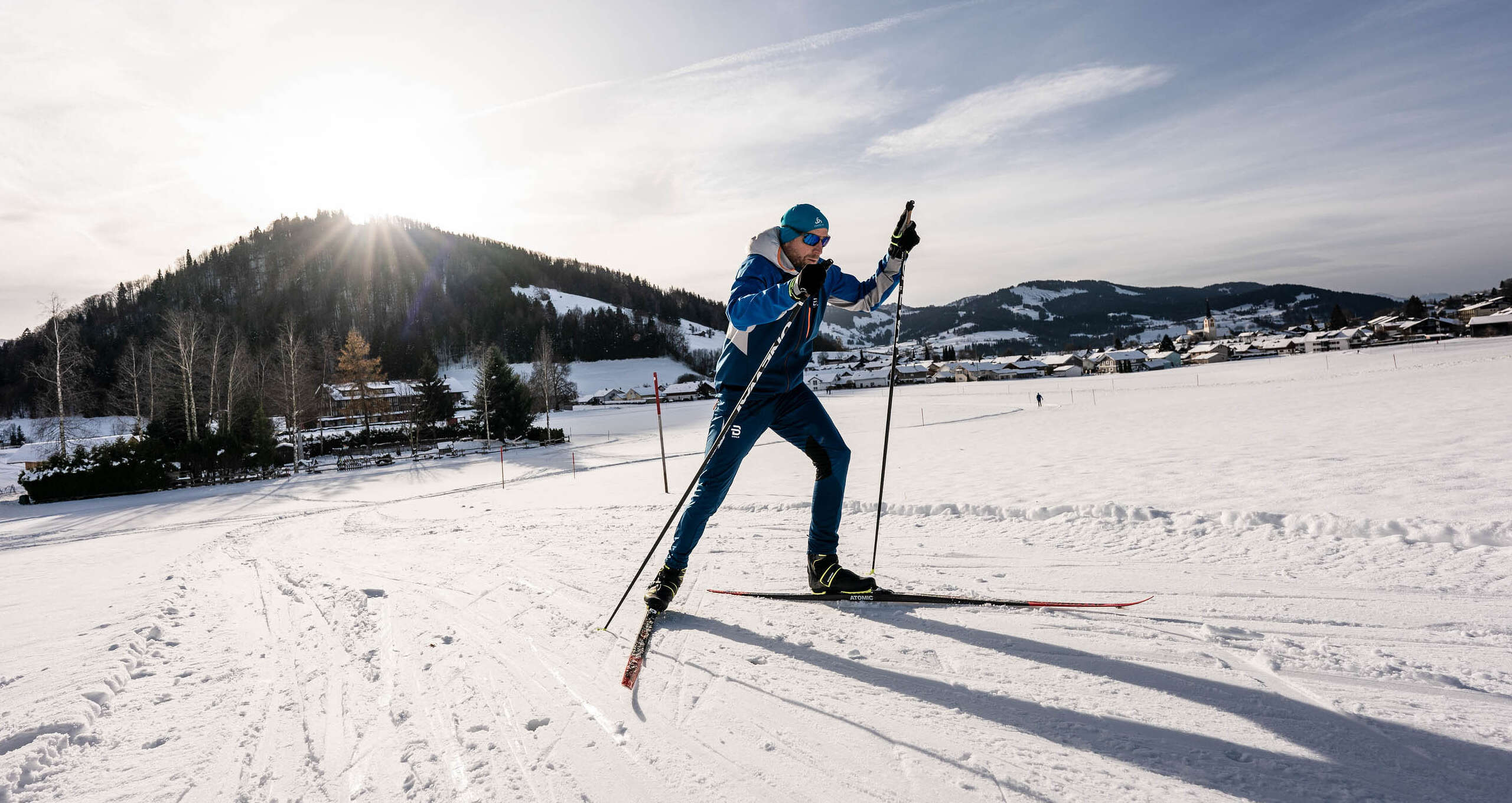 Langlaufen auf der Kalzhofer Loipe in der Wintersonne von Oberstaufen